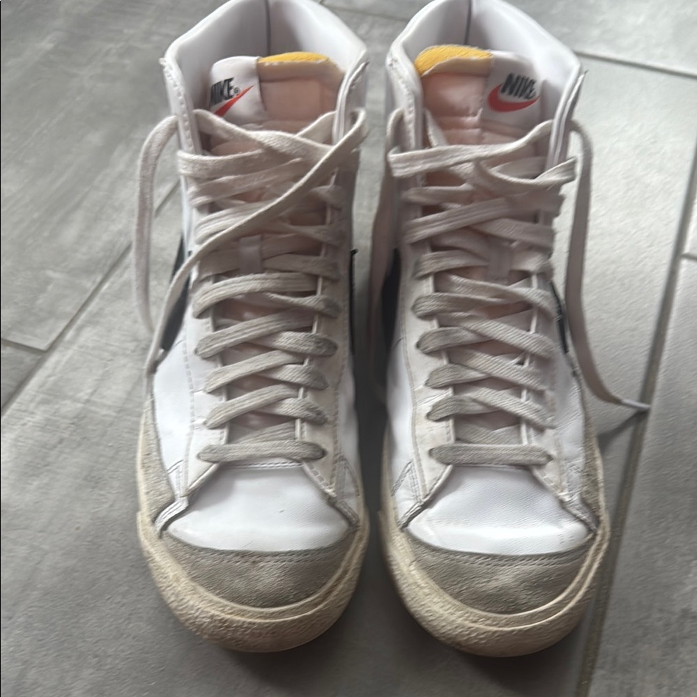 Nike Blazer Mid ‘77 Vintage Men’s White and Black Blazer Sneakers Size 9